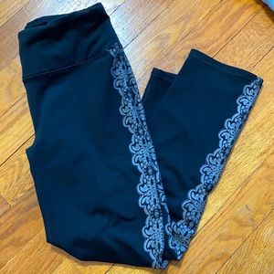 Cropped leggings with pretty design on sides